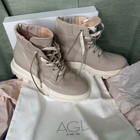 Boots - Picture 3 of 9